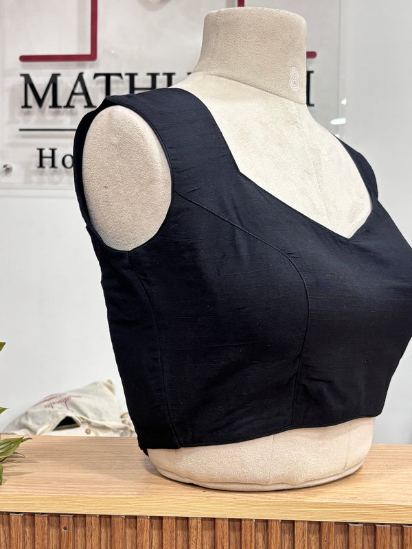 Riya - Black (Attachable Sleeves)