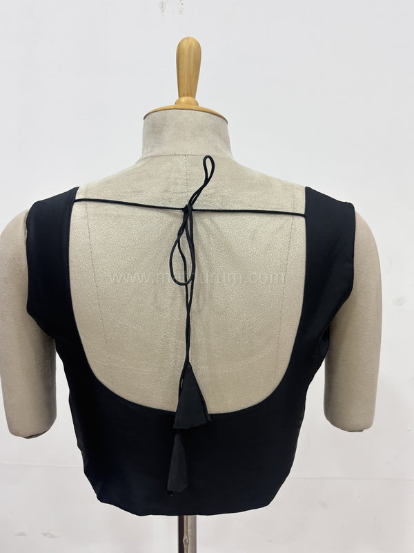Sakki- Black Blouse (Attachable Sleeves)