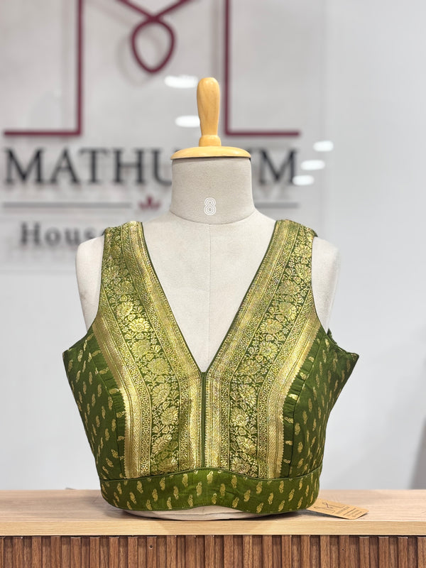 Kundhavai - Mehendi Green Blouse (Attachable Sleeves)