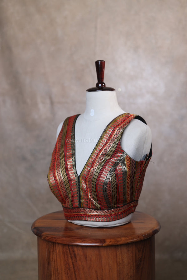 Tharigai- Black Blouse (Attachable Sleeves)