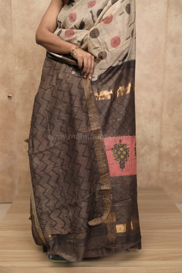 Kesariya- Grey Maheshwari Silk- Cotton Saree