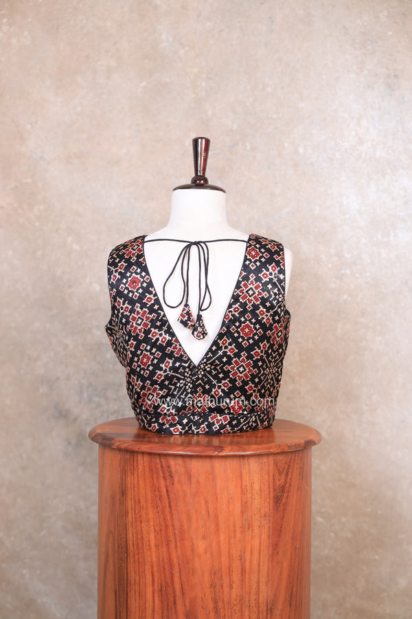 Ava- Black Blouse (Attachable Sleeves)