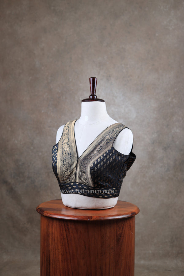 Kundhavai - Black Blouse (Attachable Sleeves)